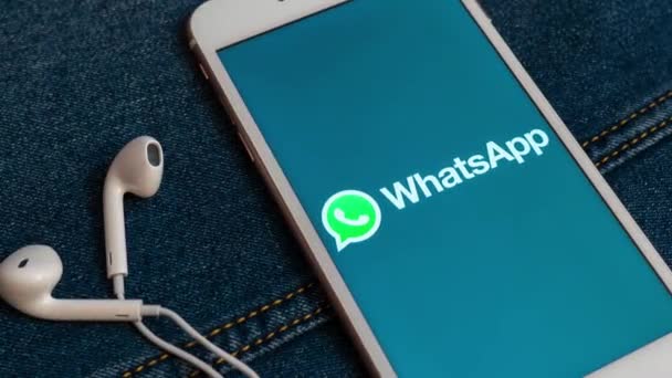 Tallinn Észtország Május 2019 Fehér Iphone Logóval Szociális Média Whatsapp — Stock videók