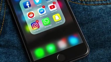 New York/ABD-02/23/2019: sosyal medya ve farklı sayaçlar etiketleri simgeleri ile siyah Apple iPhone: instagram, YouTube, Reddit, Facebook, heyecan, Snapchat, ekranda WhatsApp uygulamaları. 