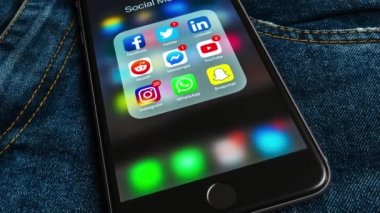 New York/ABD-02/23/2019: sosyal medya ve farklı sayaçlar etiketleri simgeleri ile siyah Apple iPhone: instagram, YouTube, Reddit, Facebook, heyecan, Snapchat, ekranda WhatsApp uygulamaları. 