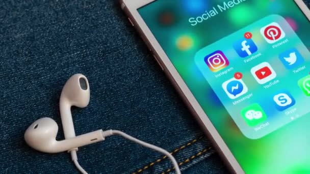 Mai 2019 White Apple Iphone Med Ikoner Sosiale Medier Instagram – stockvideo