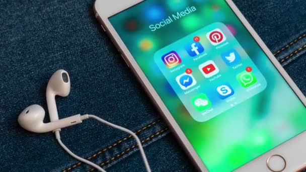 タリン エストニア 2019年5月19日 ソーシャルメディアのアイコンを持つ白いアップルのIphone Instagram ユーチューブ フェイスブック ツイッター スカイプ 画面上のWhatsappアプリケーション — ストック動画