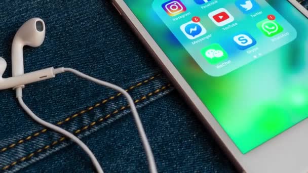 Mai 2019 White Apple Iphone Med Ikoner Sosiale Medier Instagram – stockvideo