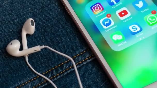 Mai 2019 White Apple Iphone Med Ikoner Sosiale Medier Instagram – stockvideo