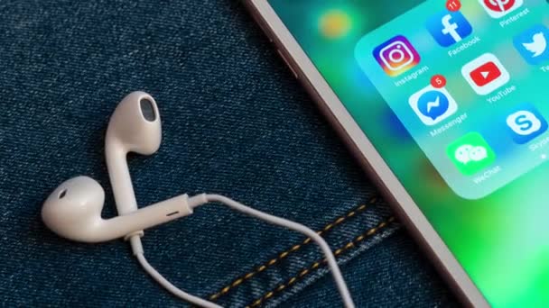 Mai 2019 White Apple Iphone Med Ikoner Sosiale Medier Instagram – stockvideo