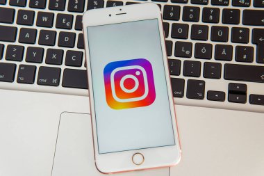 Ekranda sosyal medya Instagram logosu ile beyaz iphone.
