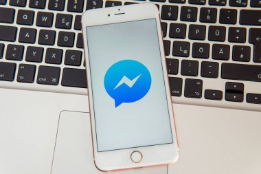 Ekranda sosyal medya Messenger logosu ile beyaz iphone