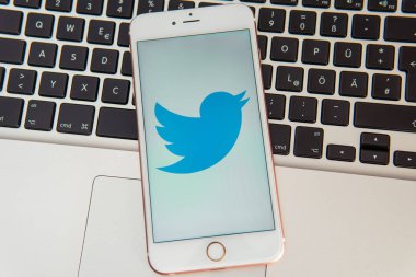 Ekranda sosyal medya Twitter logosu ile beyaz iphone