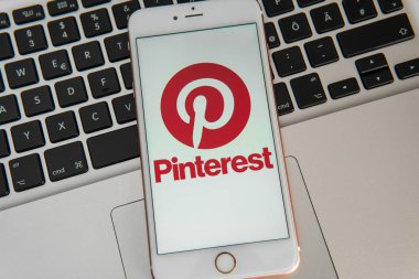 Ekranda sosyal medya Pinterest logosu ile beyaz iphone.