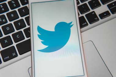 Ekranda sosyal medya Twitter logosu ile beyaz iphone