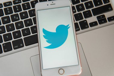 Ekranda sosyal medya Twitter logosu ile beyaz iphone