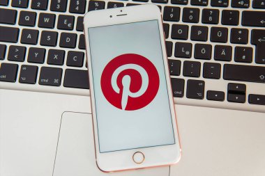 Ekranda sosyal medya Pinterest logosu ile beyaz iphone.