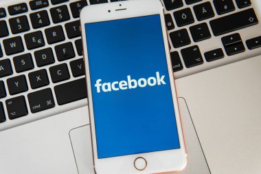 Ekranda sosyal medya Facebook logosu ile beyaz iphone