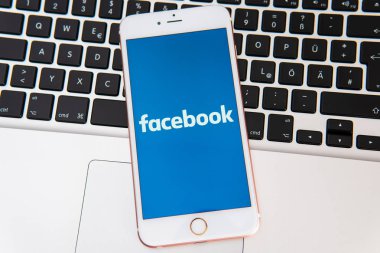 Ekranda sosyal medya Facebook logosu ile beyaz iphone