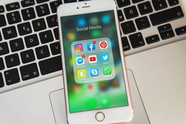 Sosyal medya simgeleri ile Beyaz Apple iphone