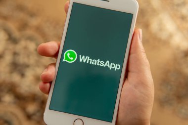 Sosyal medya Whatsapp logosu ile Apple telefon ile Kadın el