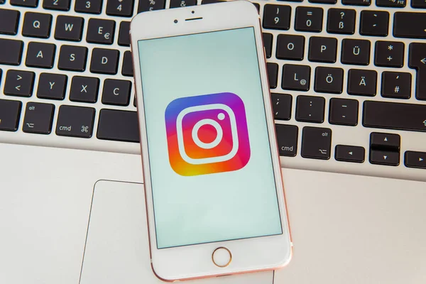 Ekranda sosyal medya Instagram logosu ile beyaz iphone.