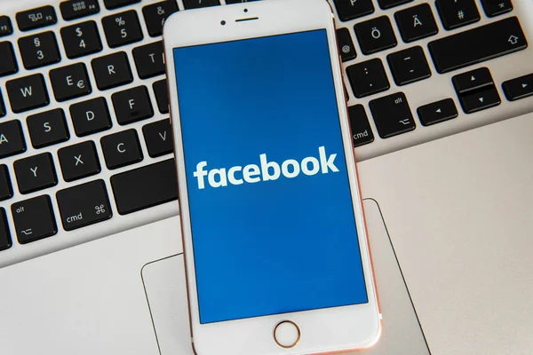 IPhone blanc avec logo des médias sociaux Facebook à l'écran — Photo