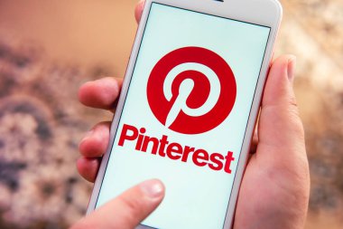 Ekranda sosyal medya Pinterest logosu ile Apple telefon
