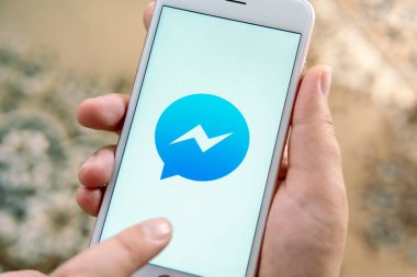 Sosyal medya Facebook Messenge logosu ile Apple telefon