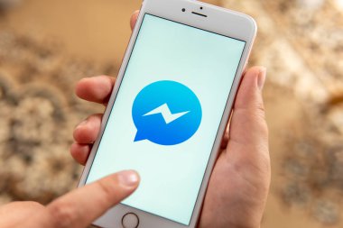 Sosyal medya Facebook Messenge logosu ile Apple telefon