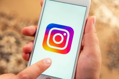 Sosyal medya Instagram logosu ile Apple telefon ile Kadın el