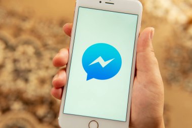 Sosyal medya Facebook Messenge logosu ile Apple telefon