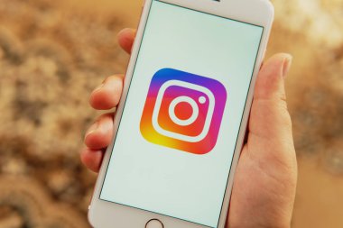 Sosyal medya Instagram logosu ile Apple telefon ile Kadın el