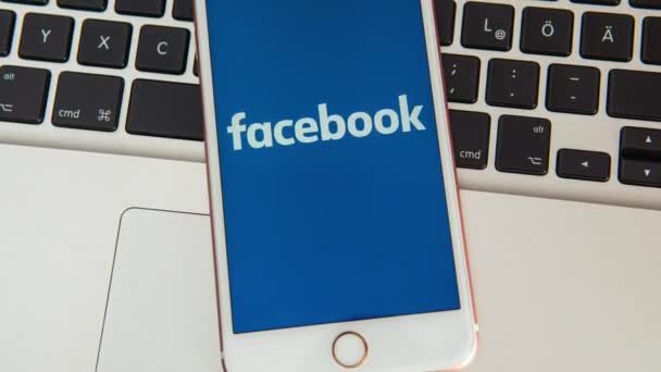 パロアルト アメリカ 8月08 2009 画面上のソーシャルメディアのFacebookのロゴと白いIphone ソーシャルメディアアイコン ラップトップのキーボードの背景 マーケティングコンセプトの例示として使用できます — ストック動画