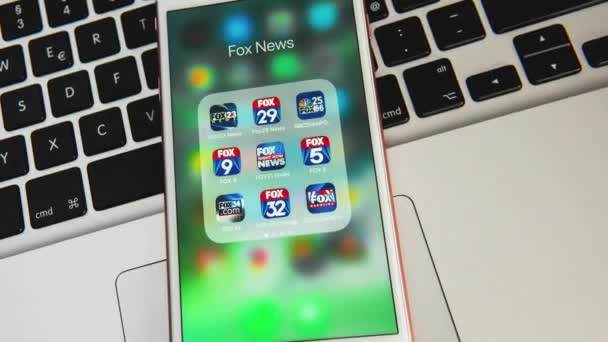 Palo Alto Usa Sierpień Biały Apple Iphone Ikonami Różnych Aplikacji — Wideo stockowe