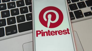 Palo Alto / Amerika - 08 Ağustos 2019: Ekranda sosyal medya Pinterest logolu beyaz iphone. Sosyal medya simgesi. Pazarlama veya iş konsepti için açıklayıcı olarak kullanılabilir
