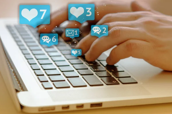 Pessoa Está Usando Laptop Com Teclas Pretas Mídias Sociais Redes — Fotografia de Stock