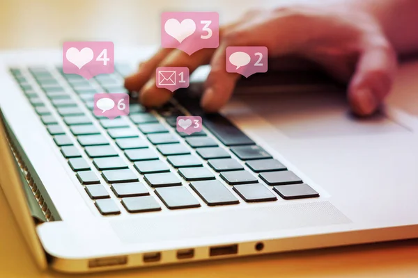 Pessoa Está Usando Laptop Com Teclas Pretas Mídias Sociais Redes — Fotografia de Stock