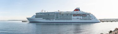 Tallinn / Estonya - 25 Ağustos 2019: Hapag-Lloyd Cruises Filosu'na ait Yolcu gemisi Ms Europa 2 Estonya'daki Vanasadam Tallinn Limanı'na demirledi. Baltık Denizi'nde yolcu gemisi. 