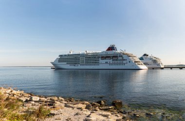 Tallinn / Estonya - 25 Ağustos 2019: Hapag-Lloyd Cruises Filosu'na ait Yolcu gemisi Ms Europa 2 Estonya'daki Vanasadam Tallinn Limanı'na demirledi. Baltık Denizi'nde yolcu gemisi. 