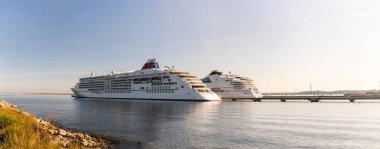 Tallinn / Estonya - 25 Ağustos 2019: Hapag-Lloyd Cruises Filosu'na ait Yolcu gemisi Ms Europa 2 Estonya'daki Vanasadam Tallinn Limanı'na demirledi. Baltık Denizi'nde yolcu gemisi. 
