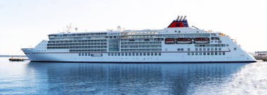 Tallinn / Estonya - 25 Ağustos 2019: Hapag-Lloyd Cruises Filosu'na ait Yolcu gemisi Ms Europa 2 Estonya'daki Vanasadam Tallinn Limanı'na demirledi. Baltık Denizi'nde yolcu gemisi. 