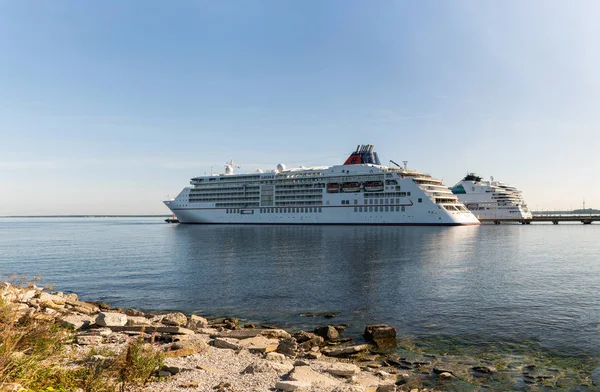 Tallinn / Estonya - 25 Ağustos 2019: Hapag-Lloyd Cruises Filosu'na ait Yolcu gemisi Ms Europa 2 Estonya'daki Vanasadam Tallinn Limanı'na demirledi. Baltık Denizi'nde yolcu gemisi. 