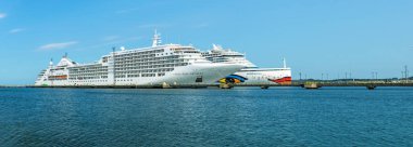 Tallinn / Estonya - 02 Eylül 2019: Yolcu gemileri Silver Spirit ve Aidaprima Estonya'daki Vanasadam Tallinn Limanı'na demirledi. Baltık Denizi'nde yolcu gemisi. 