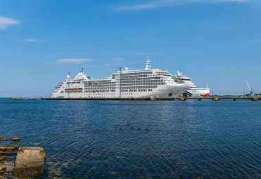 Tallinn / Estonya - 02 Eylül 2019: Yolcu gemileri Silver Spirit ve Aidaprima Estonya'daki Vanasadam Tallinn Limanı'na demirledi. Baltık Denizi'nde yolcu gemisi. 