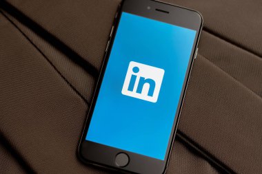 Ekranda sosyal medya Linkedin logosu ile siyah telefon.