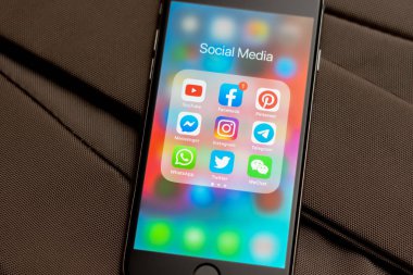 Ekranda sosyal medya simgeleri ile Siyah Apple iphone