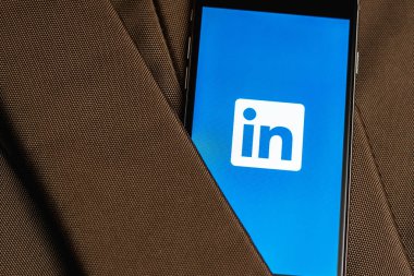 Ekranda sosyal medya Linkedin logosu ile siyah telefon.
