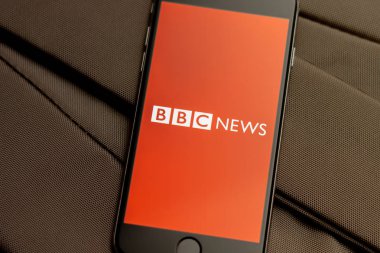 Ekranda haber medyası Bbc News logosu ile siyah telefon.