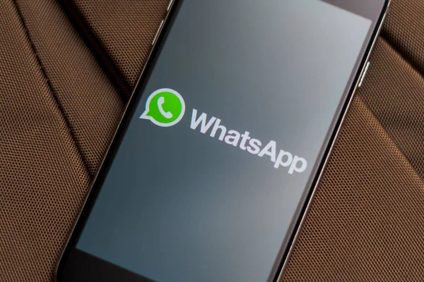 Ekranda sosyal medya Whatsapp logolu siyah telefon.