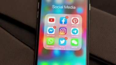 Tallinn / Estonya - 18 Eylül 2019: Sosyal medya simgeleri ile Black Apple iphone: instagram, youtube, pinterest, facebook, twitter, ekranda telgraf uygulaması. Sosyal medya simgeleri.  