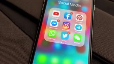 Tallinn / Estonya - 18 Eylül 2019: Sosyal medya simgeleri ile Black Apple iphone: instagram, youtube, pinterest, facebook, twitter, ekranda telgraf uygulaması. Sosyal medya simgeleri.  