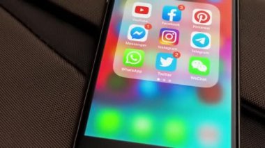 Tallinn / Estonya - 18 Eylül 2019: Sosyal medya simgeleri ile Black Apple iphone: instagram, youtube, pinterest, facebook, twitter, ekranda telgraf uygulaması. Sosyal medya simgeleri.  