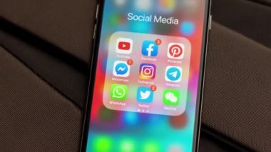 Tallinn / Estonya - 18 Eylül 2019: Sosyal medya simgeleri ile Black Apple iphone: instagram, youtube, pinterest, facebook, twitter, ekranda telgraf uygulaması. Sosyal medya simgeleri.  