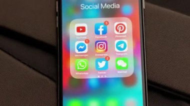 Tallinn / Estonya - 18 Eylül 2019: Sosyal medya simgeleri ile Black Apple iphone: instagram, youtube, pinterest, facebook, twitter, ekranda telgraf uygulaması. Sosyal medya simgeleri.  