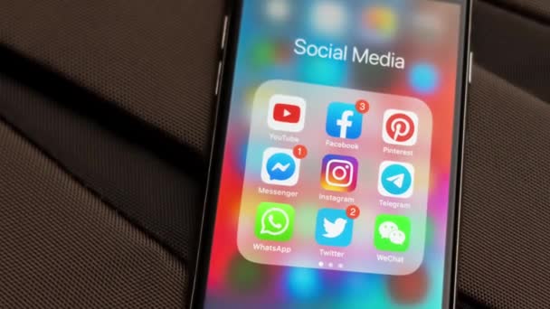 爱沙尼亚 2019年9月18日 黑色苹果Iphone与社交媒体图标 Instagram Youtube 电报应用程序在屏幕上 社交媒体图标 — 图库视频影像